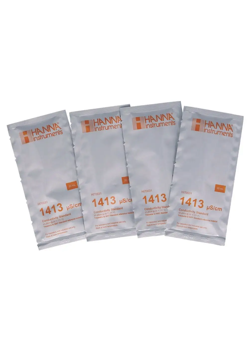 Vier silberne Verpackungen mit einer Kalibrierlösung von Judo, gekennzeichnet mit 1413 µS/cm, jeweils 20 ml Inhalt.